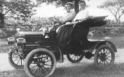 Frances Kellor und Mary Dreier in einem frühen Automobil, um 1910